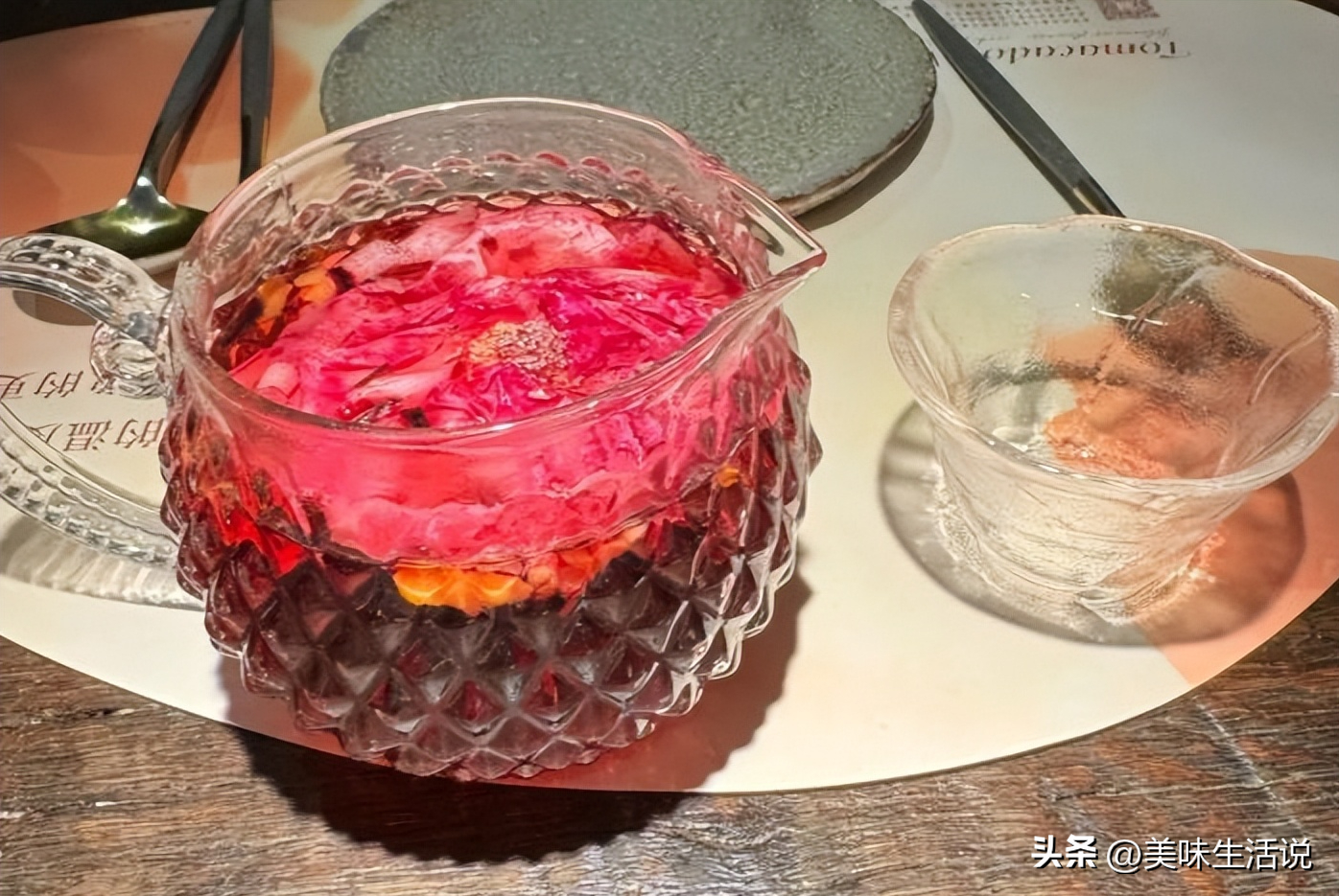 布满鲜花浪漫气息十足的西式餐厅，菜品美味又不失格调很适合约会-第23张图片