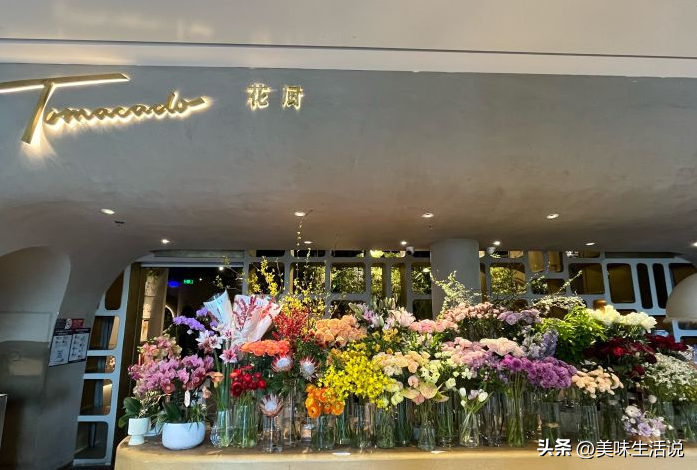 布满鲜花浪漫气息十足的西式餐厅，菜品美味又不失格调很适合约会-第30张图片